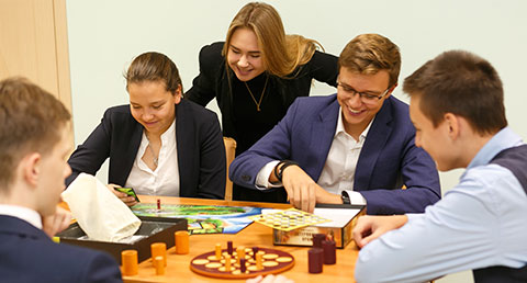 Школьники играют в настольные игры